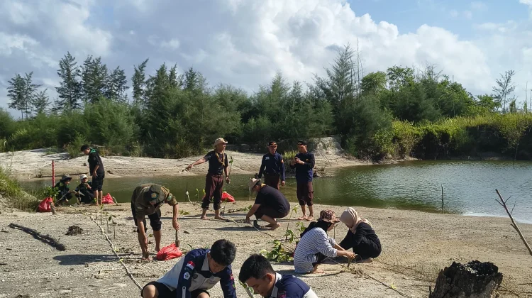 Puluhan Relawan Tanam Ribuan Mangrove di Pantai Karang Mas
