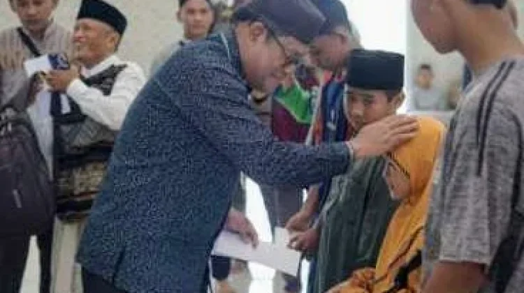 Pemkab Bateng Serahkan Bantuan ke Masjid & Warga Arung dalam