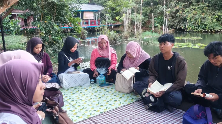 Anak Muda Literasi di Ruang Baca Hutan Kota Sungailiat