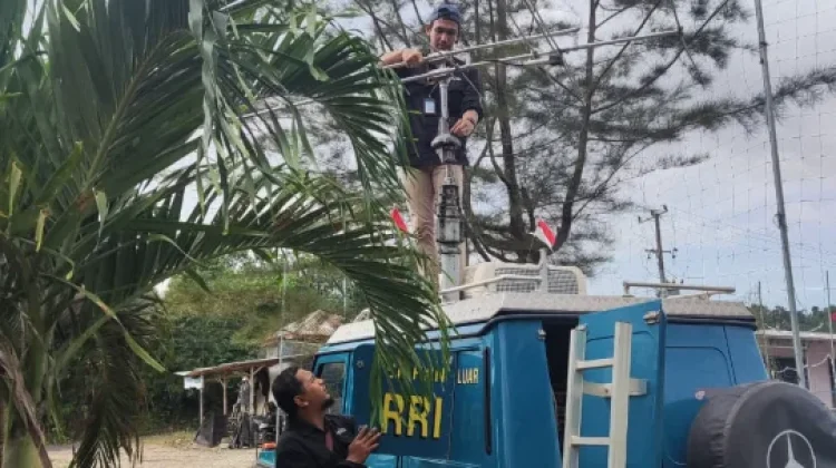 Tim Teknik RRI Sungailiat Kawal Dialog Luar Studio di Desa Sempan