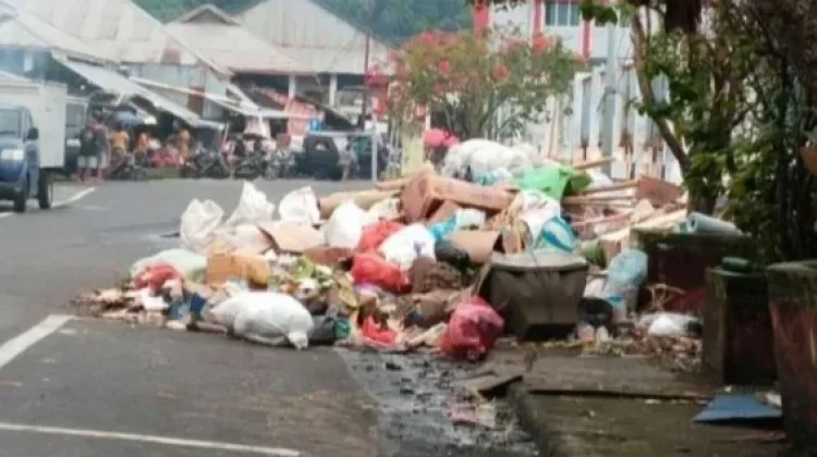 Sampah Desa Kayu Besi Menumpuk, Kolaborasi Jadi Solusi