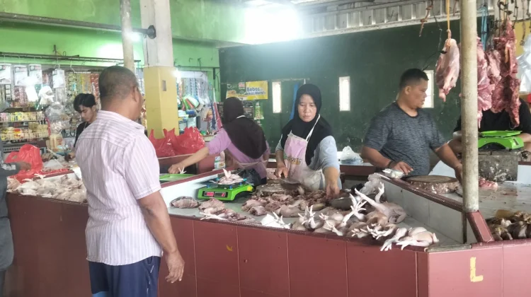 Harga Ayam di Pasar Higienis Rp34 Ribu per Kilogram
