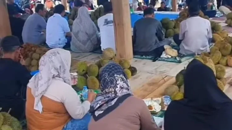 "Sedekah Kelekak" Bagikan Gratis Durian di Desa Air Mesu Bangka Tengah