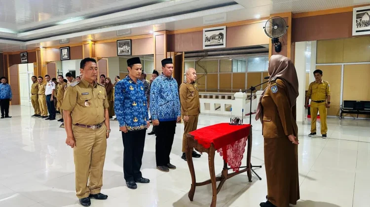 Wabup Debby Lantik Enam Pejabat Administrator dan Pengawas