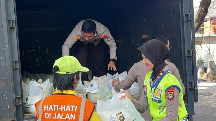 HUT Bhayangkara, 80 Petugas Kebersihan Pangkalpinang Terima Sembako