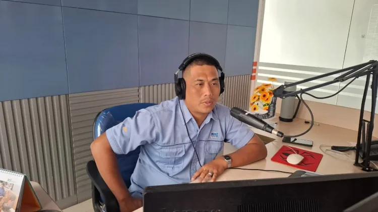Halo RRI: Warga Adukan Tiang Listrik Miring di Desa Airuay