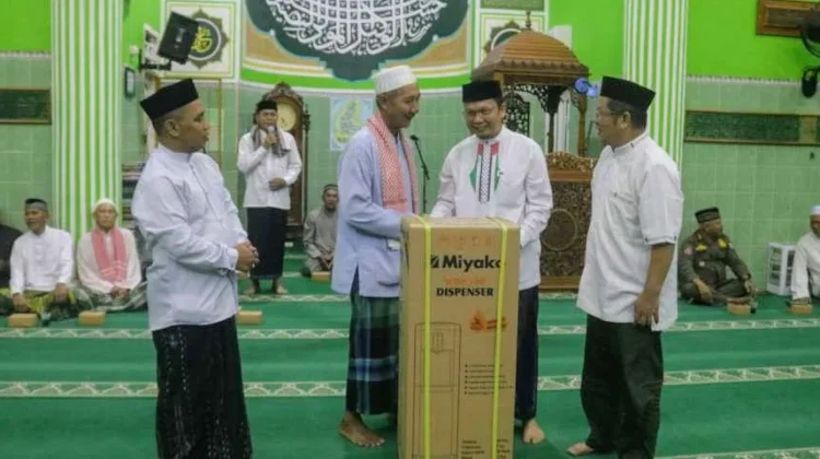 Sajadah Fajar di Kampung Dul, Bupati Algafry Serahkan Bantuan