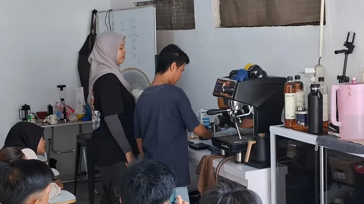Disnaker Pangkalpinang Bekali Pelatihan Barista ke 15 Penyandang Disabilitas