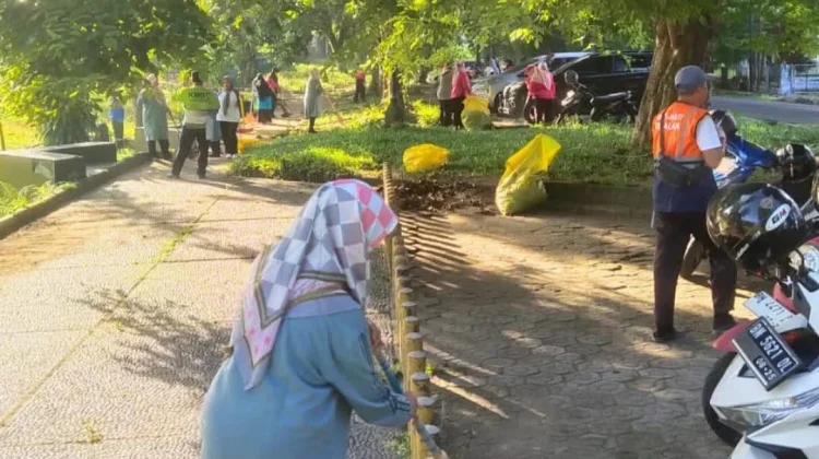 DLH Bangka bersama GOW Gencarkan Gotong Royong Bersihkan Lingkungan