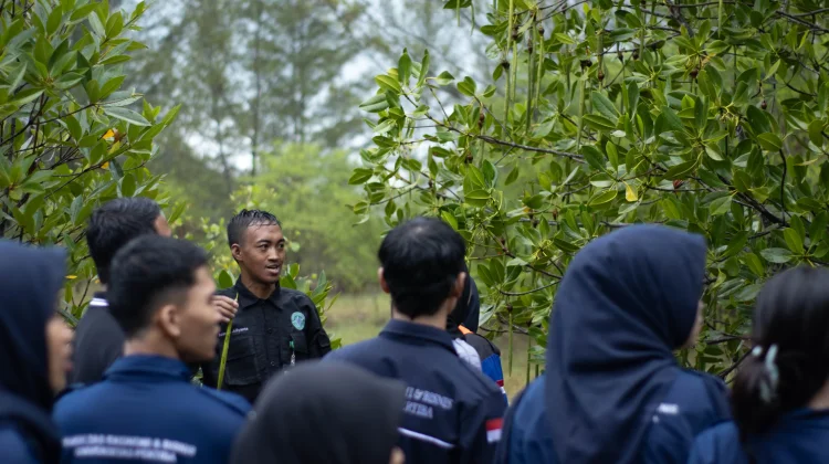 Dari Diskusi ke Aksi, Generasi Muda Hijaukan Pesisir Pantai Batu Ampar