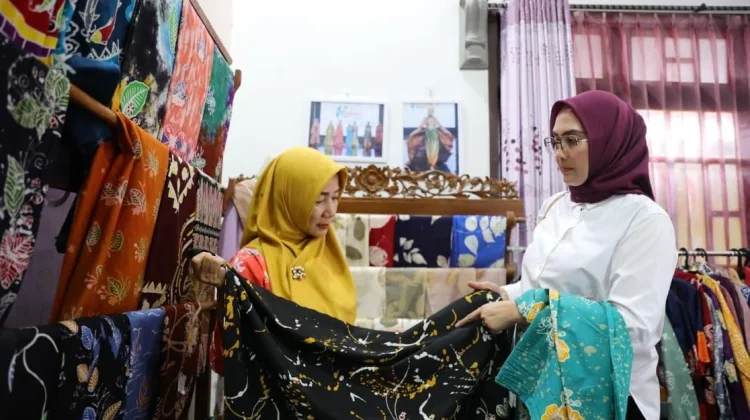 Ketua Dekranasda Babel Noni Hidayat Kunjungi Sentra Batik Belitung