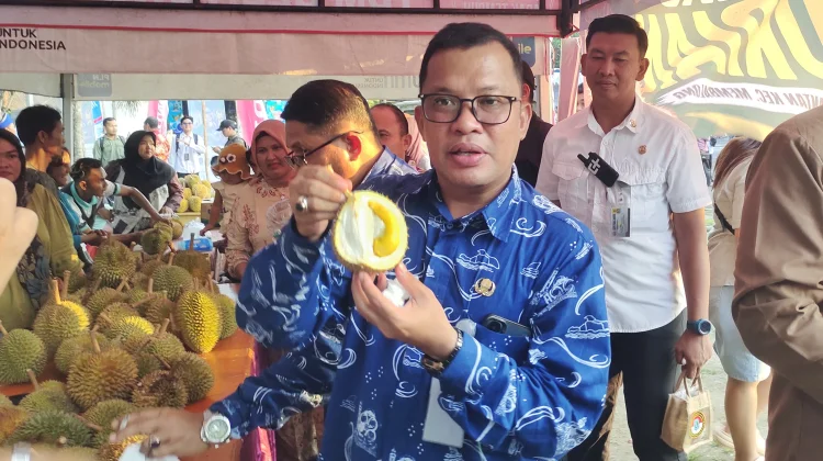 Wabup Syamsir Terpikat Rasa Durian Air Malik di Belitung Expo