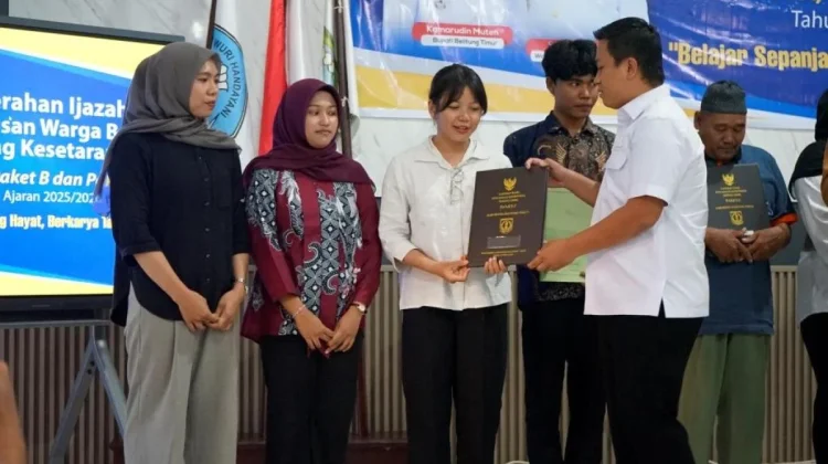 Petani Muda, Devi yang Raih Ijazah Paket C setelah Putus Sekolah