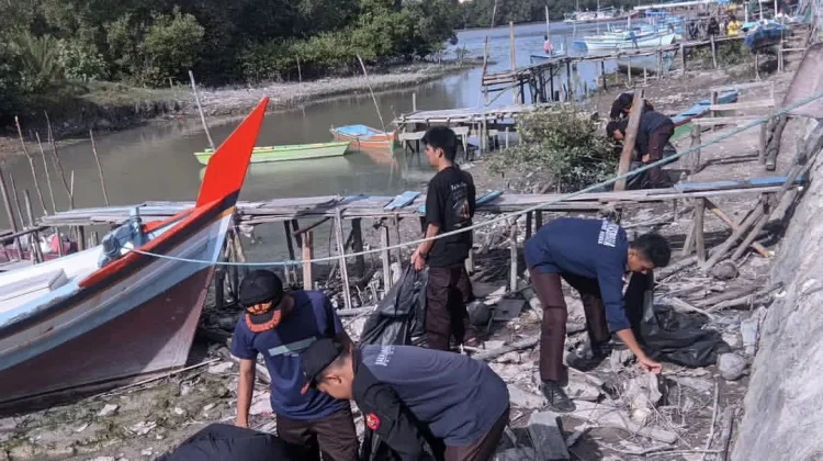 20 Komunitas Peduli Sampah Aktif Bersihkan Pantai di Bangka