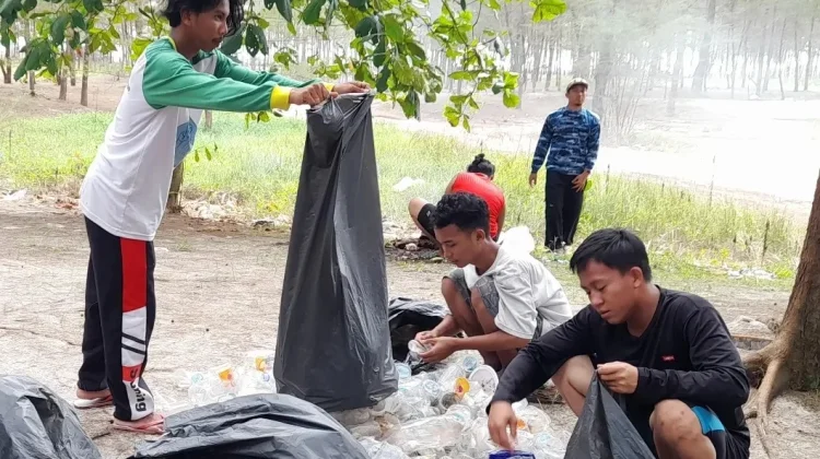 Pantai Bangka Diserbu Sampah Plastik saat Liburan