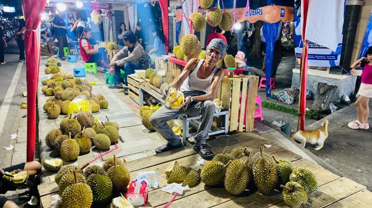 Puncak Musim Durian, Pedagang di Taman Kota Sungailiat Raup Omzet Belasan Juta