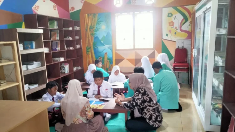 Bangun Budaya Literasi, Guru SMAN 1 Mentok Sediakan Perpustakaan Mini Rumah