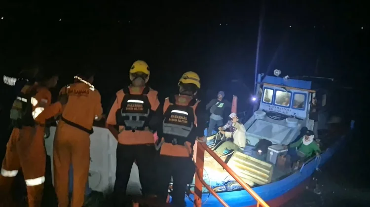 Tim SAR Gabungan Lakukan Towing KM Kharisma, Sembilan Awak Selamat