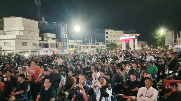 Antusias Nobar Piala Dunia 2026, Ribuan Warga Belitung Padati Bundaran Satam