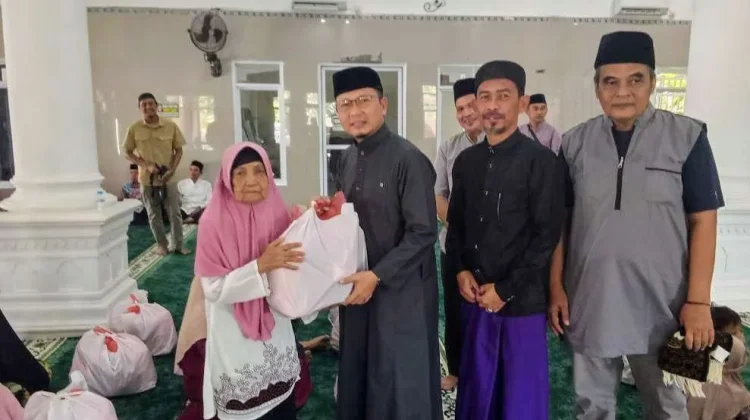 Bupati Algafry Safari Jumat ke Lubuk Pabrik, Serahkan Bantuan ke Masjid dan Warga
