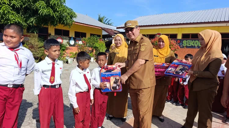 Bupati Beltim Tinjau MPLS dan Salurkan Bantuan bagi Siswa Kurang Mampu