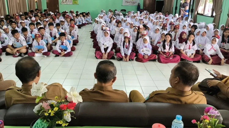Wabup Bangka Meninjau Pelaksanaan MPLS di SMPN 2 Sungailiat