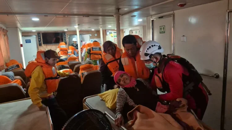Kapal Kandas Blokir Alur Pangkalbalam, Basarnas Evakuasi Ratusan Penumpang