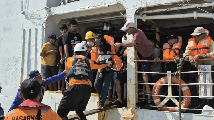 KM Sewindu Tak Bisa Bersandar, 253 Penumpang Dievakuasi