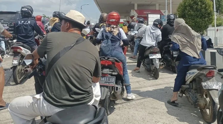 Kesulitan Dapat BBM, Warga Pangkalpinang Keluhkan Antrean Panjang