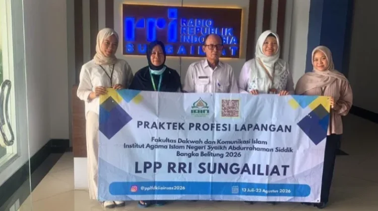 Hari Pertama PPL, 2 Mahasiswa KPI IAIN SAS Belajar Menulis di RRI Sungailiat