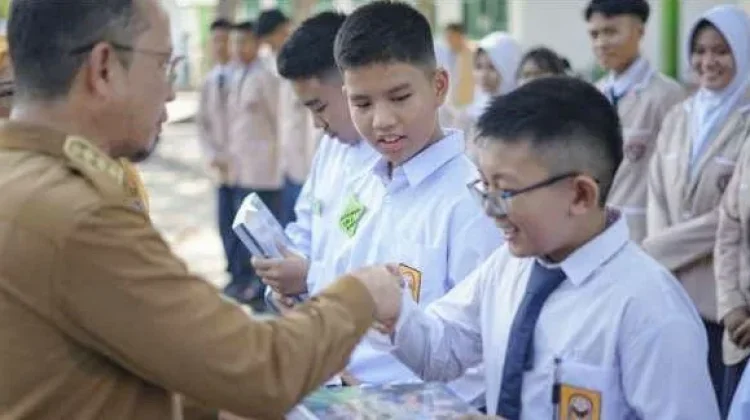 Pemkab Bangka Tengah Siapkan Bantuan Seragam untuk Siswa Miskin
