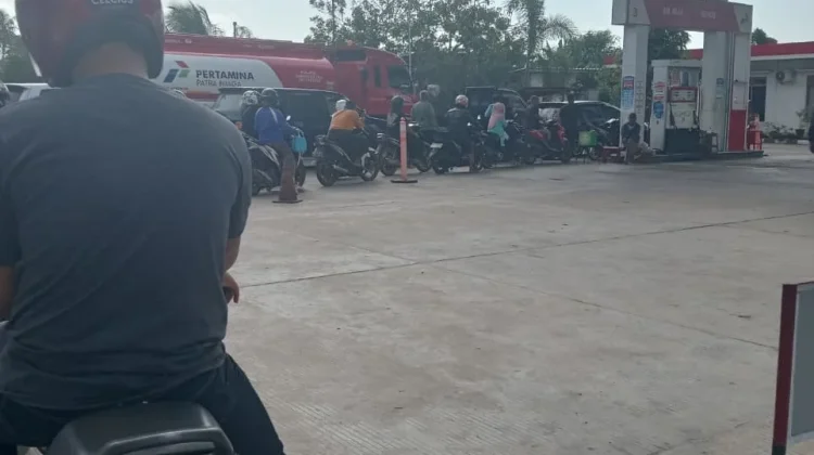 Dilema Warga Sungailiat: Antre Panas di SPBU atau Beli Pertalite Eceran Mahal