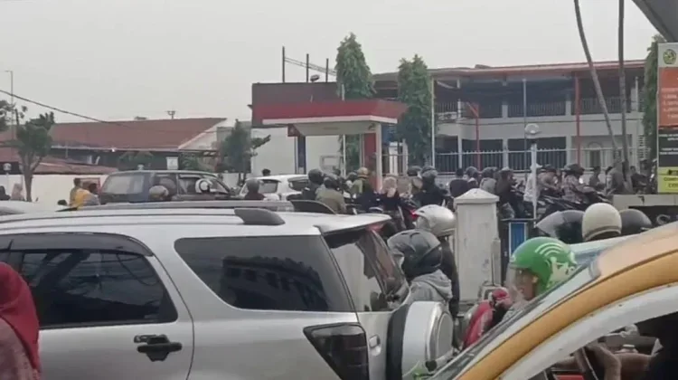 Antrean SPBU Mengular, Bupati Markus Minta Warga Hentikan 'Panic Buying'