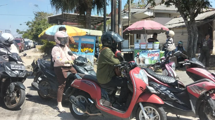 Pedagang Kaki Lima Manfaatkan Ramainya Antrean BBM di SPBU Bangka