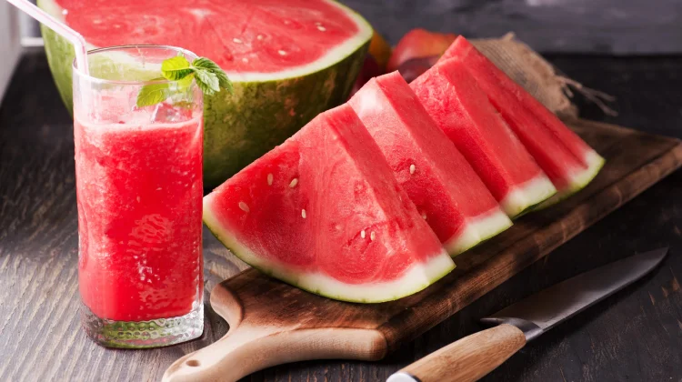 Cuaca Panas, Warga Sungailiat Pilih Jus Semangka tanpa Gula untuk Jaga Hidrasi
