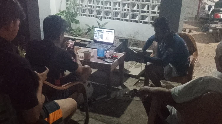 Nobar Final Pildun ala Warga Komplek, Layar Kecil Laptop Jadi Andalan