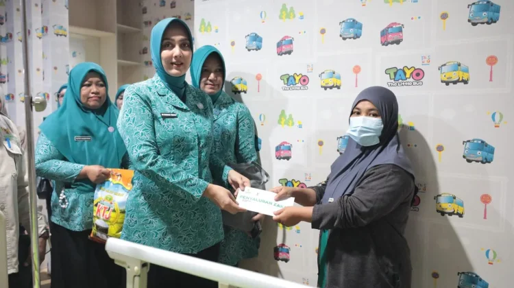 Sambut Hari Anak Nasional, TP-PKK dan Baznas Babel Salurkan Bansos