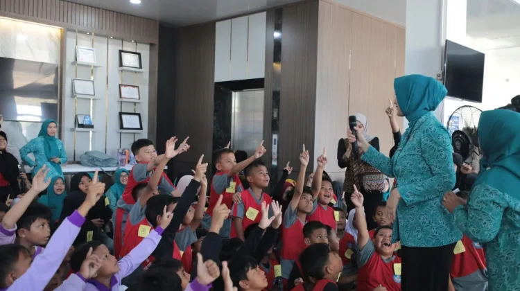 Noni Hidayat Berikan Edukasi Literasi kepada Siswa SD di Pangkalpinang