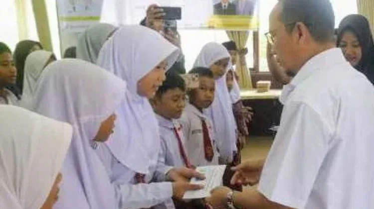 Pemkab-Baznas Bateng Berikan Beasiswa Siswa SD & SMP, Total 217,5 juta