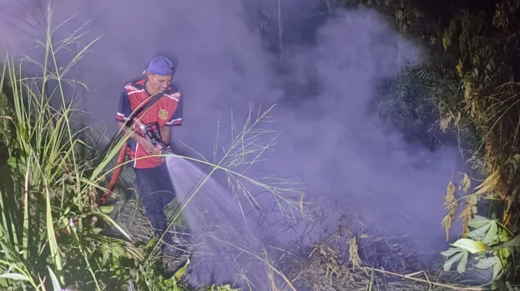 Damkar Bangka Padamkan Kebakaran Sampah di Jalan Pramuka