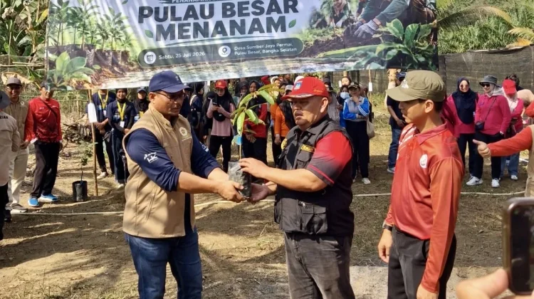 Kagama-Mahasiswa Lakukan Gerakan Pulau Besar Menanam