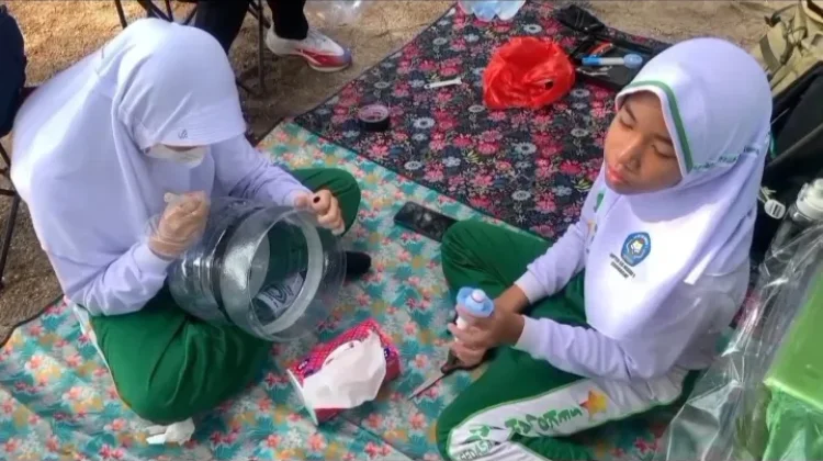 Dari Sampah ke Karya: Siswa Sungailiat Buktikan Plastik Masih Berguna