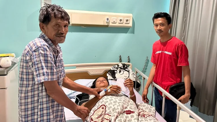 Rudi Center Serahkan Bantuan ke Selvia tengah Menjalani Perawatan