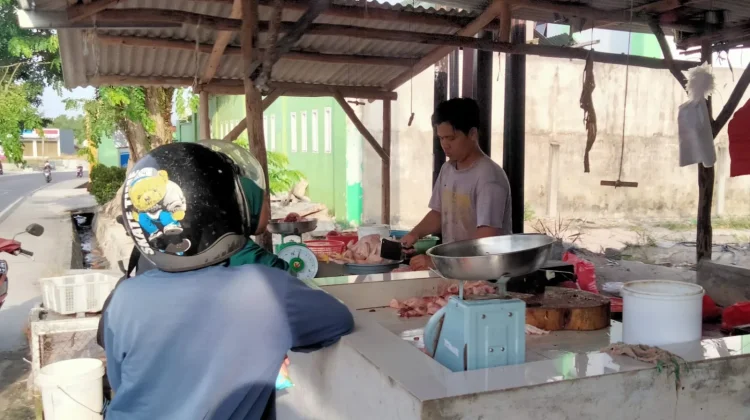 Harga Ayam di Pasar Higienis Air Ruai Naik, Kini Tembus Rp43 Ribu per Kilogram