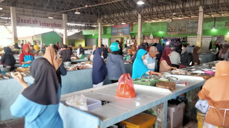 Cuaca Ekstrem Picu Harga Ikan Bertahan Mahal di Pasar Higienis