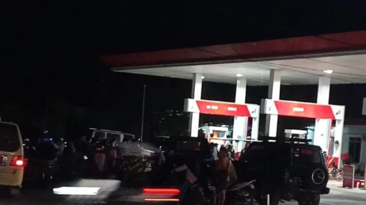 Hindari Antrean Panjang di SPBU, Warga Pilih Beli Pertalite Eceran