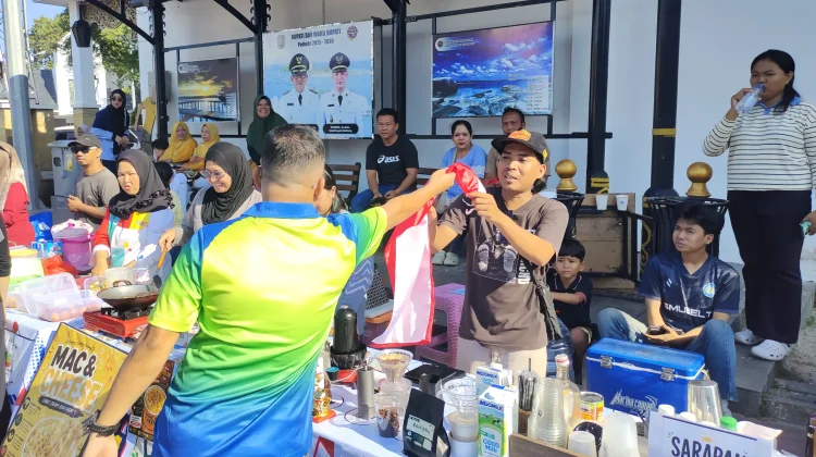 Pemkab Belitung Bagikan Bendera Merah Putih, Ajak Warga Semarakkan HUT RI