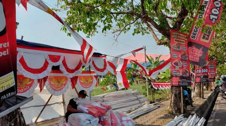 Jelang HUT RI, Pedagang Bendera Bermunculan di Sungailiat