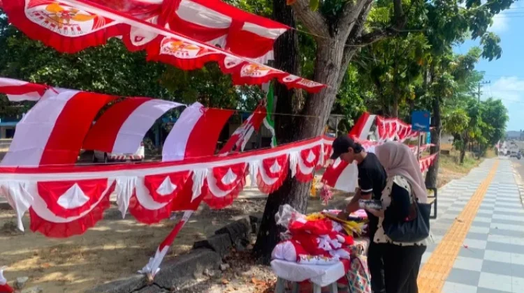 Jelang HUT RI ke-81, Penjualan Bendera Merah Putih di Sungailiat Meningkat