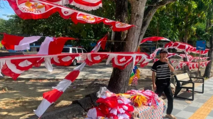 Jelang HUT RI ke-81, Penjualan Bendera Merah Putih di Sungailiat Meningkat
